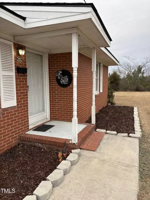 202 S 18th St, Erwin, NC 28339 photo 3