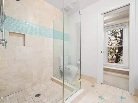 Bath - 1 Pointe View Ct, Durham, NC 27713 photo 2 of 6