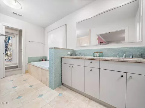 Bath - 1 Pointe View Ct, Durham, NC 27713 photo 4 of 6