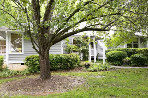 221 Kirkwood Dr, Chapel Hill, NC 27514