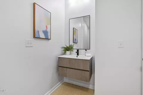 Bath - 110 Continental Dr, Durham, NC 27712 photo 4 of 6