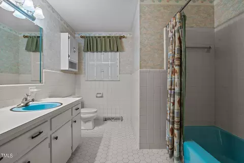 Bath - 135 Rainbow Dr, Dunn, NC 28334 photo 1 of 2