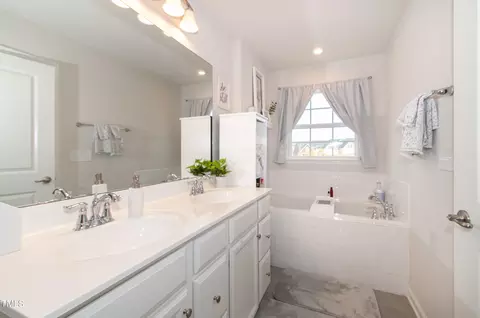 Bath - 306 Brier Summit Pl, Durham, NC 27703 photo 2 of 4