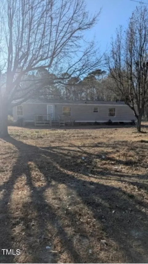 109 1st Ln, Clinton, NC 28328