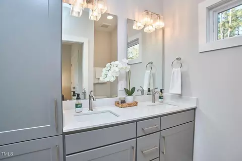 Bath - 2704 Ashley St #B, Durham, NC 27704 photo 2 of 4