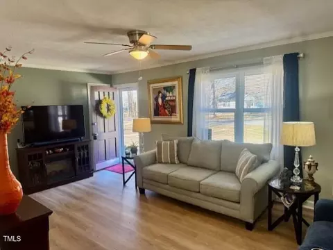 Living - 509 Powell St, Smithfield, NC 27577 photo 1 of 2