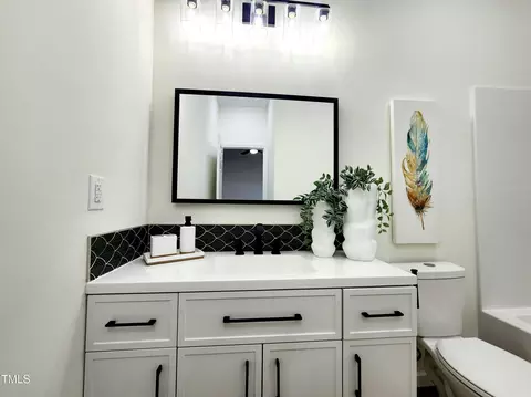 Bath - 606 E Pearsall St, Dunn, NC 28334 photo 4 of 4