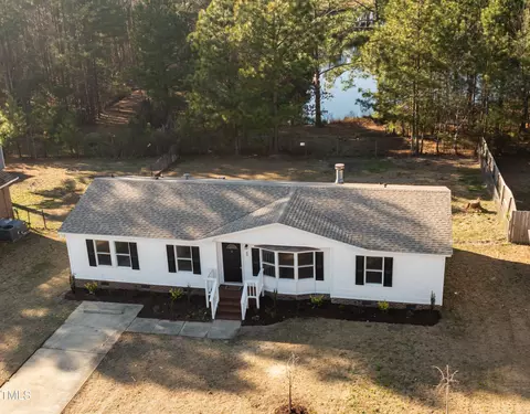 60 Woodbridge Dr, Spring Lake, NC 28390