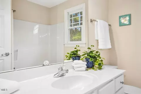 Bath - 332 Pine Nut Ln, Apex, NC 27502 photo 4 of 4
