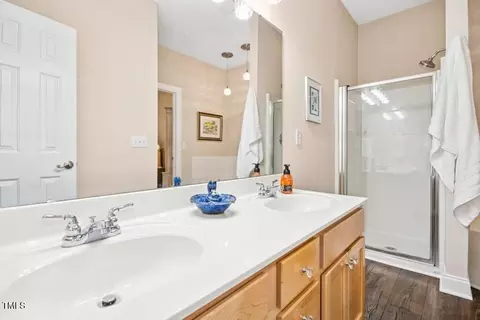 Bath - 332 Pine Nut Ln, Apex, NC 27502 photo 3 of 4