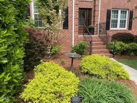 105 Aberson Ct, Cary, NC 27519