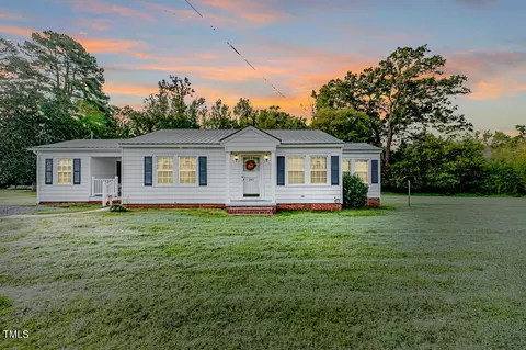 201 Colonial Ave, Goldston, NC 27252