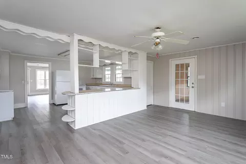 Living - 1239 Brogden Rd, Smithfield, NC 27577 photo 2 of 4