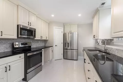 Kitchen - 5000 Celbridge Pl, Raleigh, NC 27613 photo 4 of 4