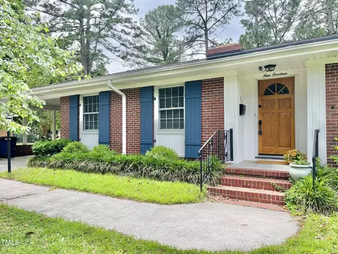 914 S Crescent Dr, Smithfield, NC 27577