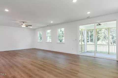 Living - 283 Golfview Ave, Benson, NC 27504 photo 2 of 3