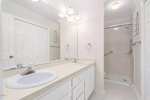 Bath - 107 Boldleaf Ct, Cary, NC 27513 photo 3 of 4