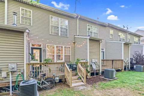 Exterior - 4 Scottish Ln, Durham, NC 27707 photo 7 of 10