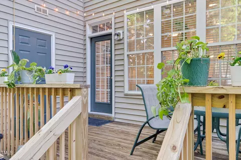 Exterior - 4 Scottish Ln, Durham, NC 27707 photo 6 of 10