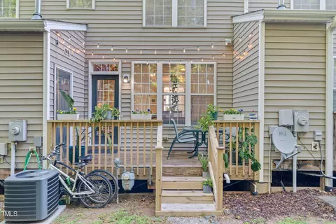 Exterior - 4 Scottish Ln, Durham, NC 27707 photo 4 of 10