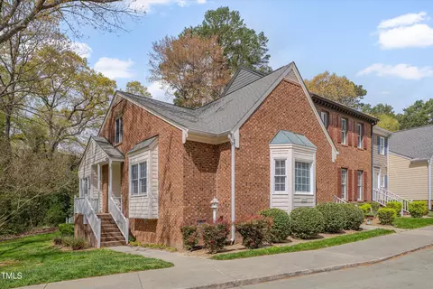 8325 Wycombe Ln, Raleigh, NC 27615