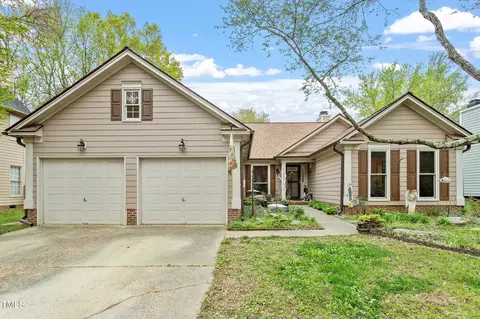 11821 Fairlie Pl, Raleigh, NC 27613