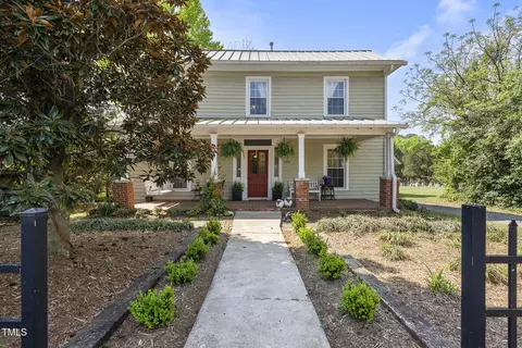 205 W Moore St, Apex, NC 27502