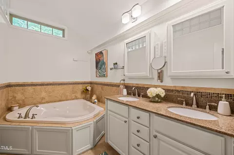 Bath - 7 Dubarry Ct, Durham, NC 27705 photo 2 of 3