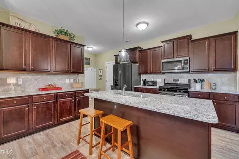 Kitchen - 412 Airedale Trl, Garner, NC 27529 photo 6 of 8