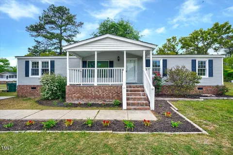 819 Shakertown Rd, Fayetteville, NC 28312