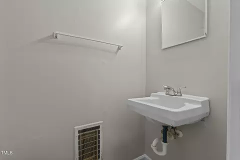 Bath - 108 Deepwood Cir, Garner, NC 27529 photo 2 of 3