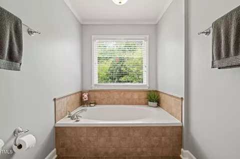 Bath - 140 Crystal Pl, Benson, NC 27504 photo 4 of 5
