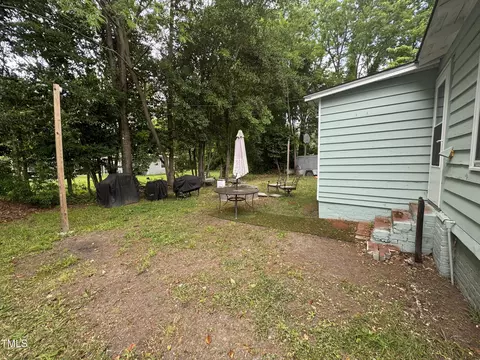 Exterior - 514 E Lee St, Smithfield, NC 27577 photo 2 of 2