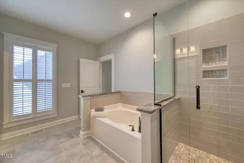 Bath - 121 Bridgegate Dr, Cary, NC 27519 photo 3 of 5