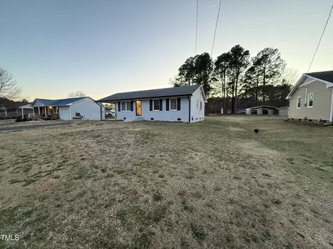 Exterior - 109 Pine St, Dunn, NC 28334 photo 2 of 4