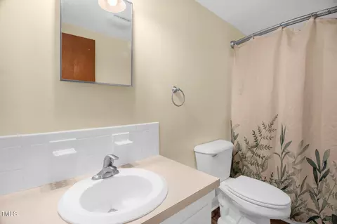 Bath - 658 Drumheller Rd, Clemmons, NC 27012 photo 3 of 3