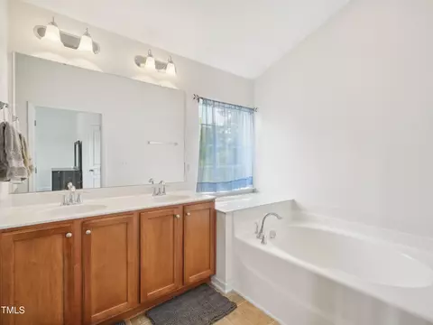 Bath - 13 Pegram Ct, Durham, NC 27703 photo 2 of 3