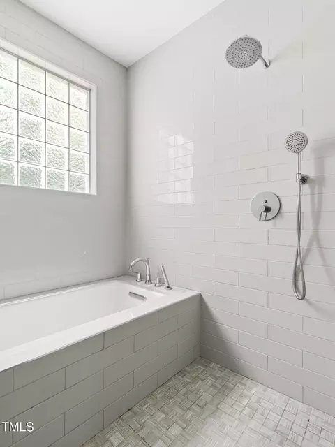 Bath - 601 Culpepper Ct, Durham, NC 27712 photo 4 of 7