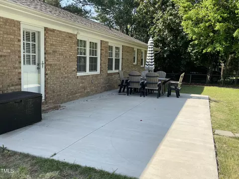 Exterior - 305 Briarcliff Dr, Dunn, NC 28334 photo 5 of 7