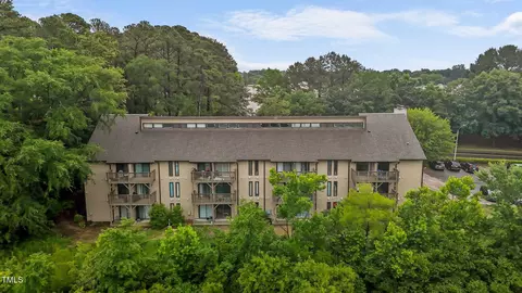 3077 Huntleigh Dr, Raleigh, NC 27604