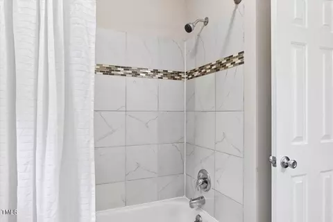 Bath - 14 Gloucester Ct, Durham, NC 27713 photo 3 of 4
