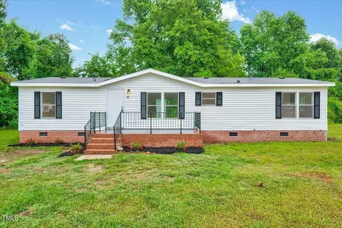 62 Turf Dr, Parkton, NC 28371