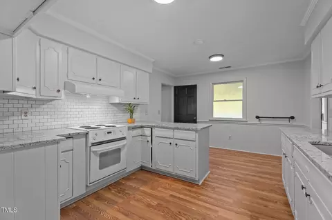 Kitchen - 129 Castle Dr, Smithfield, NC 27577 photo 1 of 4