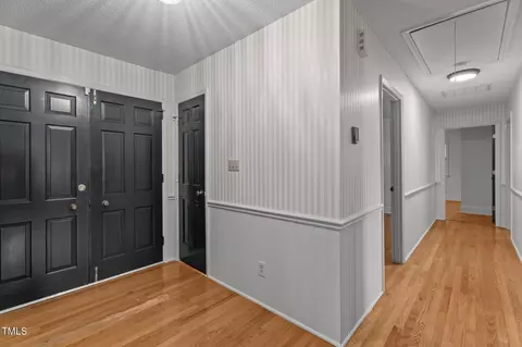 Entry Way - 129 Castle Dr, Smithfield, NC 27577 photo 2 of 3