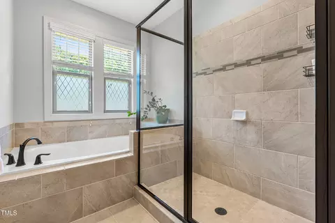 Bath - 118 Fox Run Ct, Durham, NC 27705 photo 3 of 4