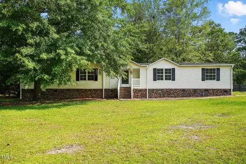 106 Loop Rd, Raeford, NC 28376