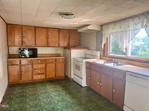 Kitchen - 912 E Pope St, Dunn, NC 28334 photo 4 of 5