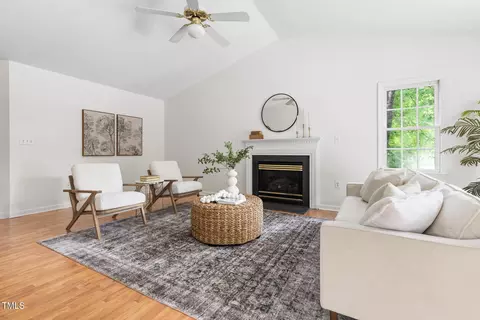 Living - 522 Johnson St, Garner, NC 27529 photo 2 of 3