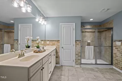 Bath - 7 Faircroft Ct, Durham, NC 27703 photo 2 of 3