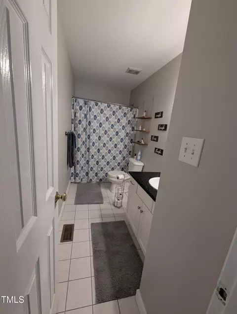 Bath - 908 E Hudson Ave, Durham, NC 27704 photo 2 of 2